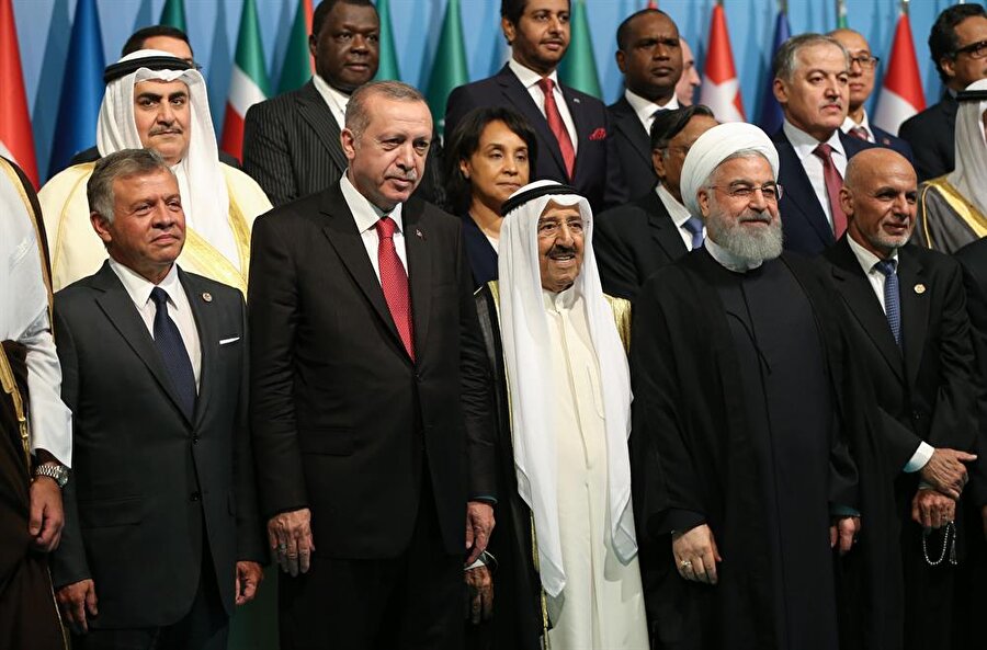 Cumhurbaşkanı ve İslam İşbiriliği Teşkilatı Dönem Başkanı Erdoğan, İsrail'in Gazze sınırındaki son katliamından sonra teşkilatı olağanüstü topladı. İstanbul'da düzenlenen toplantıya İran Cumhurbaşkanı Ruhani (Alt, sağ 2), Ürdün Kralı Abdullah (Alt, sol) ve Kuveyt Emiri Şeyh Sabah El-Ahmed El-Cabir Es-Sabah (Alt, orta) (Elif Öztürk / AA)