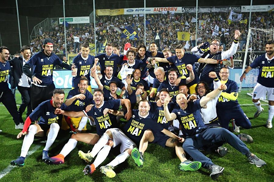 Serie B'yi ikinci sırada tamamlayan Parma üç yıllık aranın ardından Serie A'ya yükseldi. 