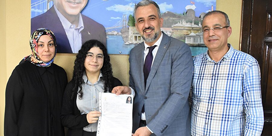 AK Parti'de en genç milletvekili adayı, Kocaeli'den 11'inci sırada aday gösterilen 18 yaşındaki Elif Nur Bayram oldu.n