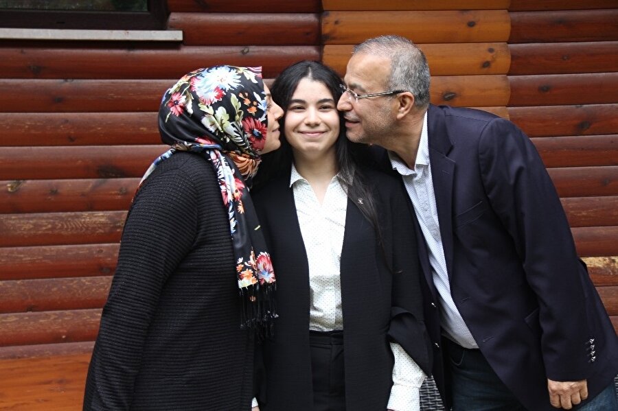 Kocaeli Fen Lisesinde 12. sınıf öğrencisi olan Bayram’ın AK Parti’de listelerin açıklanmasıyla sevincine annesi Dilan Bayram ve babası Adnan Bayram da ortak oldu.