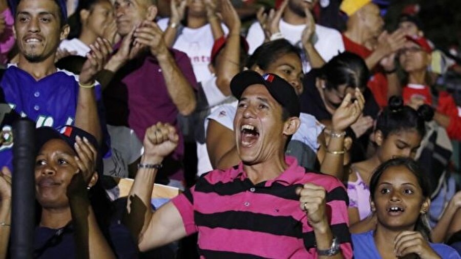 Sonuçların belli olmasının ardından Maduro destekçileri sevinç gösterisinde bulundu.