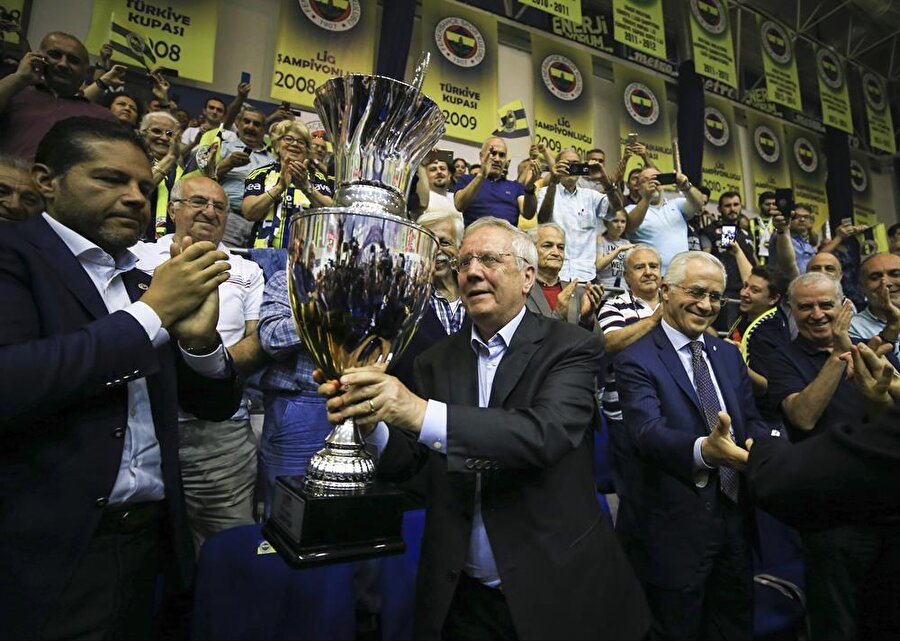 Kupa töreninin ardından takım kaptanı Birsel Vardarlı Demirmen, şampiyonluk kupasını Fenerbahçe Kulübü Başkanı Aziz Yıldırım'a götürdü.