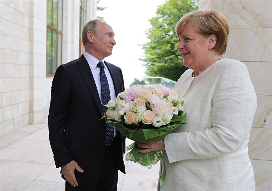Rusya lider Putin geçen hafta Soçi'de buluştuğu Şansölye Angela Merkel'e çiçek takdim etti. 