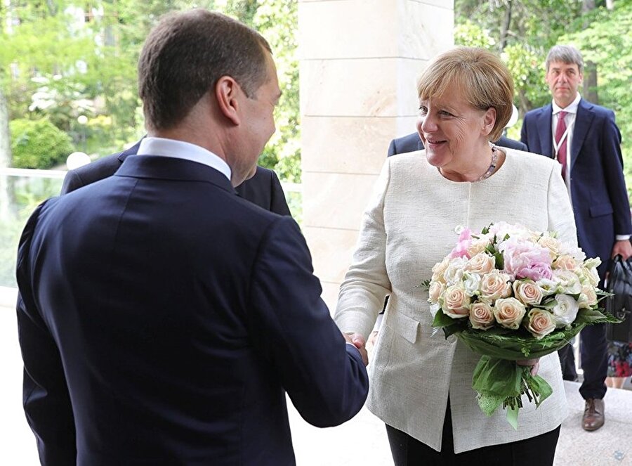 Rusya başbakanı Dmitri Medvedev ve Almanya Başbakanı Angela Merkel