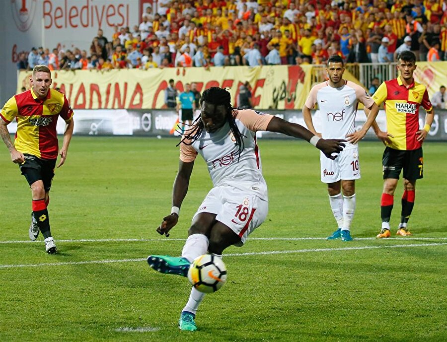 Gomis sergilediği futbol ve sempatik tavırlarıyla sarı-kırmızılı taraftarların gönlünde taht kurdu. nFotoğraf: AA