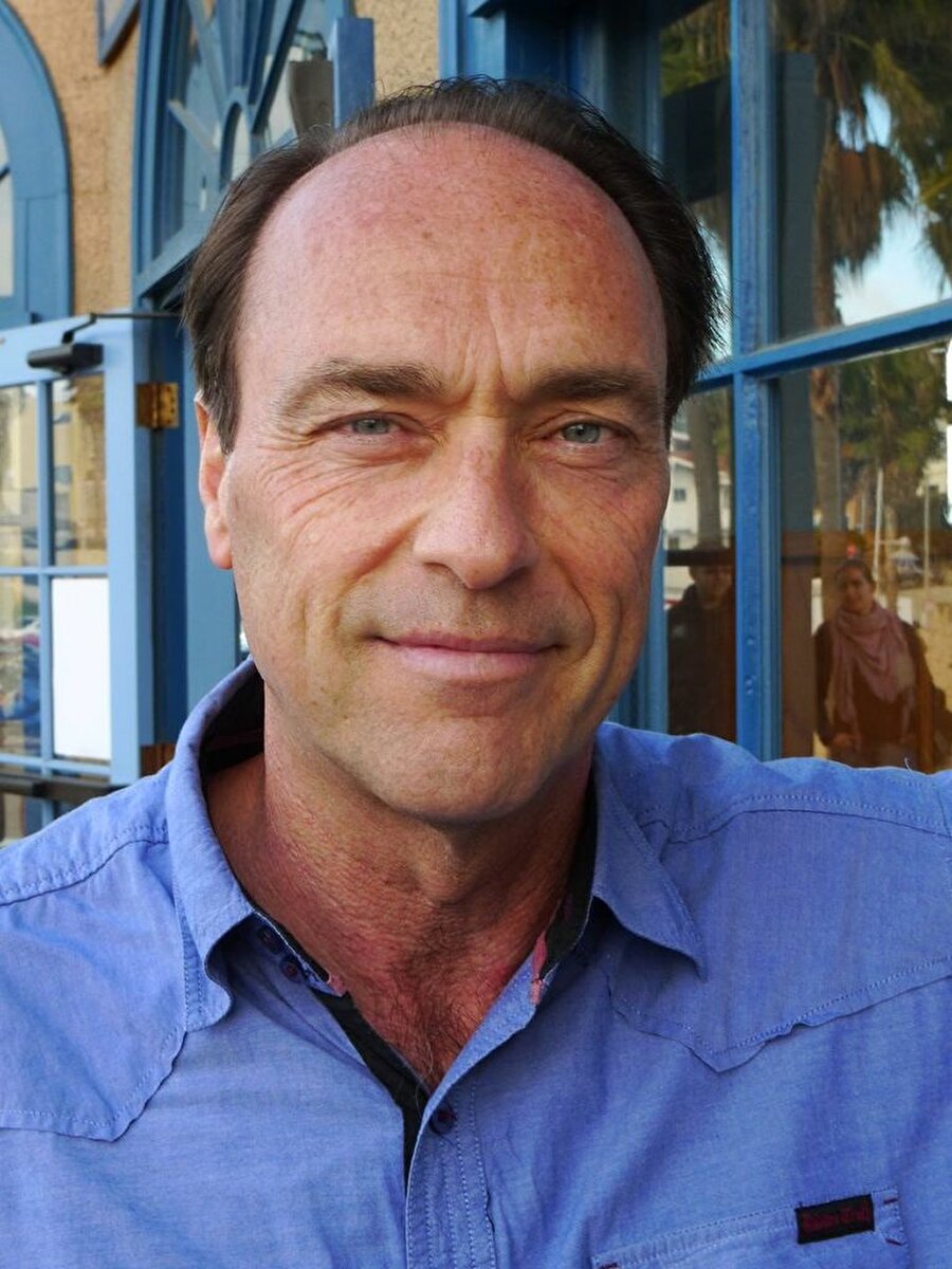 Remzi'nin hayatının tümden değişmesine vesile olan Sandy Tolan, 2008 yılında yayınlanan Limon Ağacı adlı romanıyla, ülkemizde de oldukça geniş bir okuyucu kitlesine ulaşmıştı.