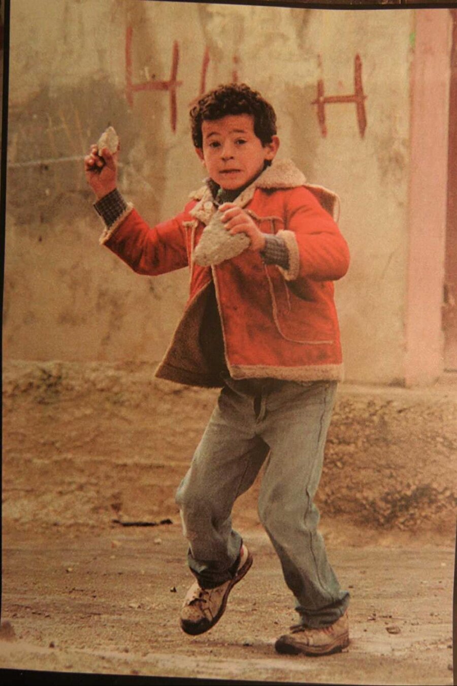 Remzi Ebu Rıdvan'nın ikonik fotoğrafı, "Taşın çocuğu (Child of the Stone)" olarak biliniyor.