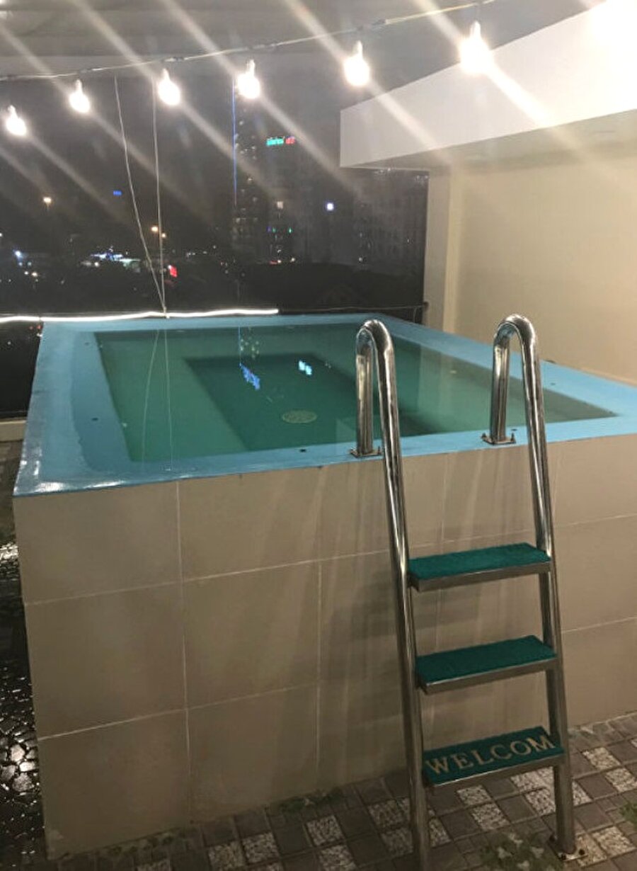 Otelin havuzunun gerçek hali.