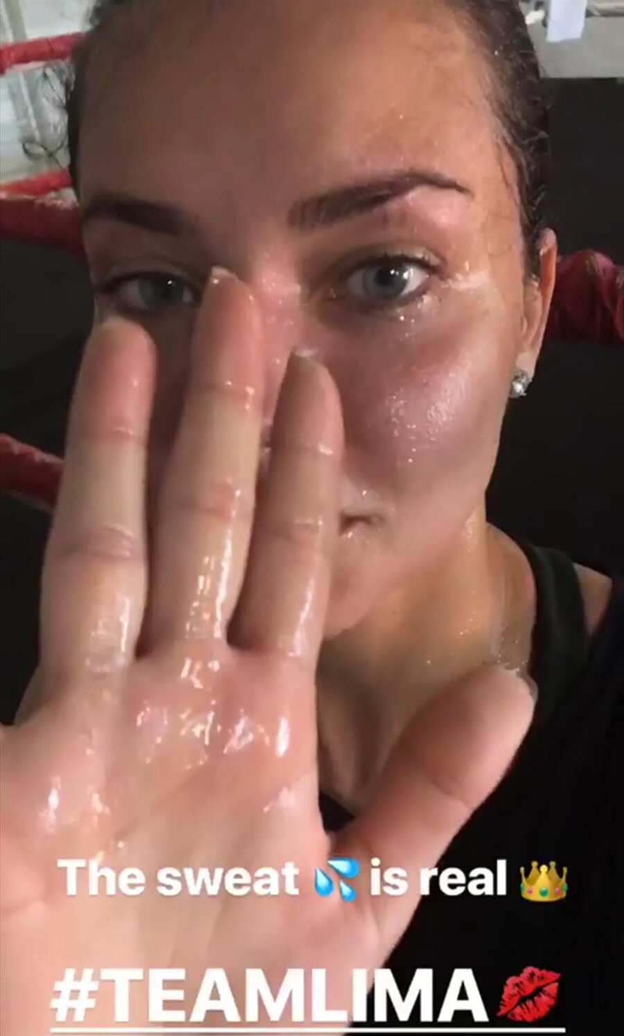 Formunu korumak için boks yapan Lima, spordan sonra yüzündeki teri silerek takipçilerine gösterdi ve bu halini Instagram hikayesinde paylaşırken ‘‘The sweat is real.(Gerçek ter)’’ notunu düştü.
