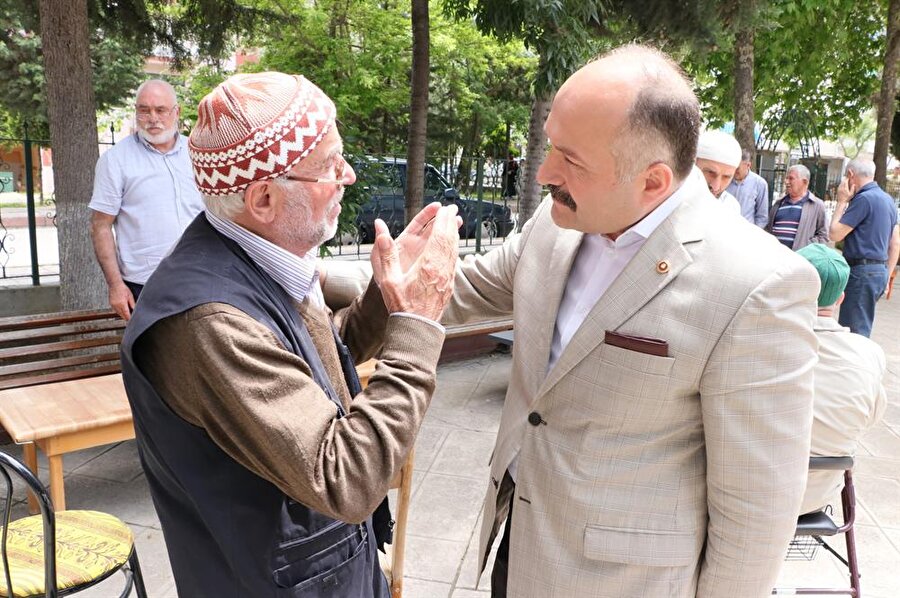 MHP Grup Başkanvekili Erhan Usta, Samsun'da Atakum ilçesinde vatandaşlarla bir araya gelip sohbet etti.