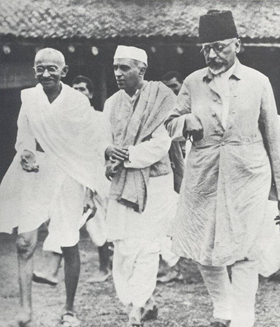 Hindistan liderleriyle iyi ilişkiler geliştiren Azad, 1953'te Mahatma Gandi ve Jawaharlal Nehru ile birlikte görülüyor.