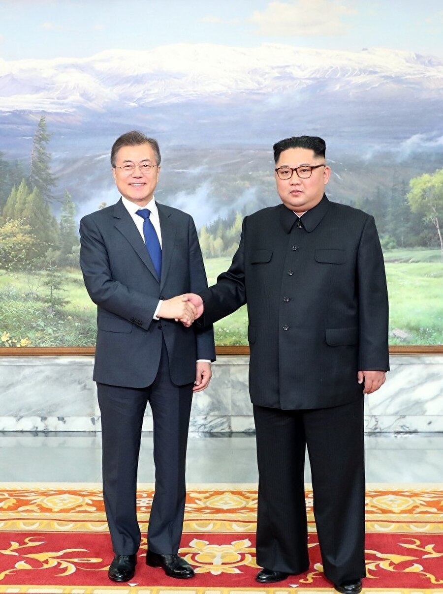 ABD ve Kuzey Kore arasındaki zirve tartışmaları sürerken Kuzey ve Güney Kore'den sürpriz bir adım geldi. İki tarafın liderleri, sınırda ikinci bir Korelerarası Zirve gerçekleştirdi.