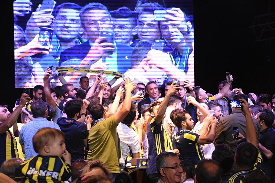 Ali Koç taraftarlarla birlikte bol bol fotoğraf çektirdi. nFotoğraf: AA