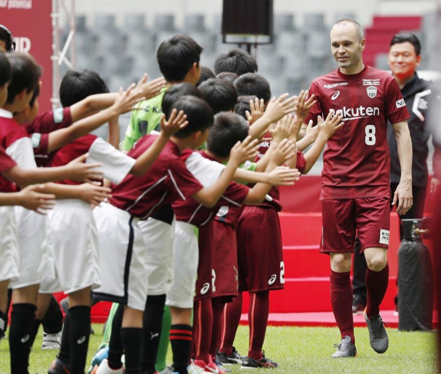 Ünlü futbolcu küçük hayranlarıyla bol bol sohbet etti.nFotoğraf: Reuters