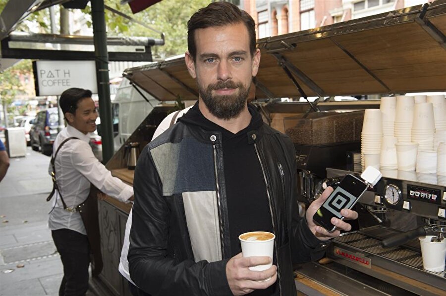 Jack Dorsey, dizüstü bilgisayarlarla yapılan her işlevi akıllı telefon üzerinden gerçekleştirebildiğini belirtiyor. 