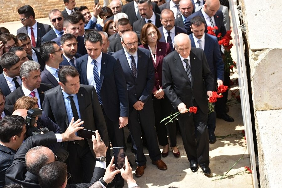 MHP Genel Başkanı Bahçeli, konuşmasının ardından şehitliğe kırmızı karanfiller bıraktı. Burada dua eden Bahçeli, şehitlere okunan mevlidi de dinledi.
