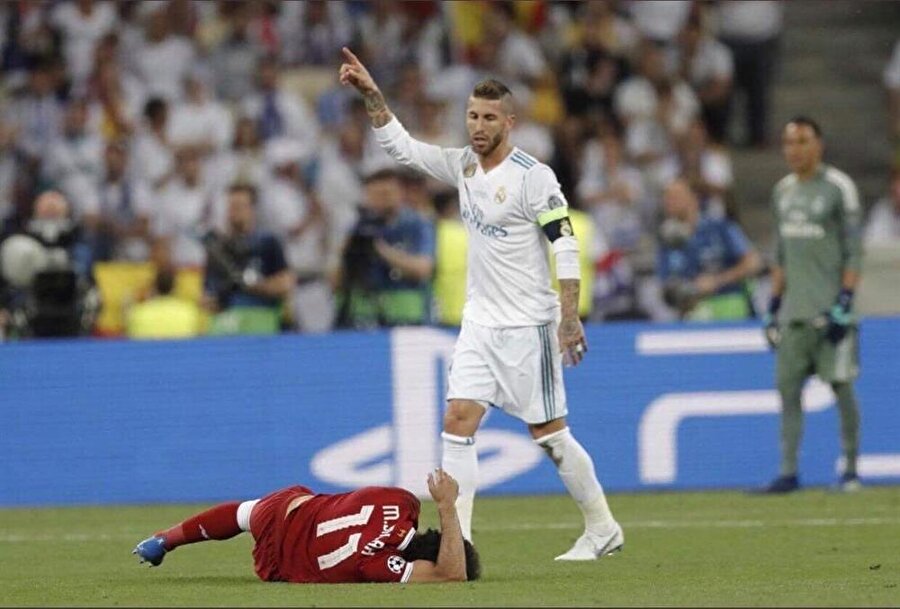 Ramos, yaptığı faulün ardından yerde acılar içinde yatan Salah'a 'dışarıyı' gösterdi.