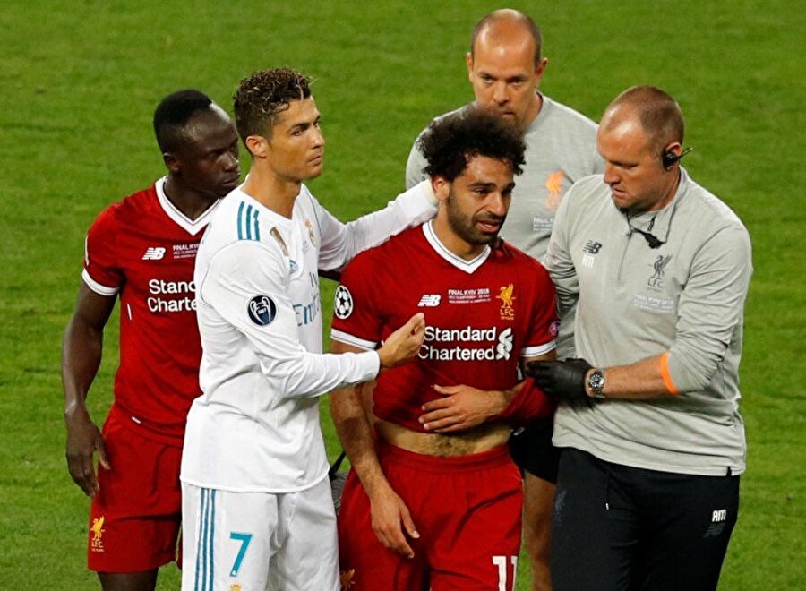 Ronaldo, Salah'ı teselli ederken...