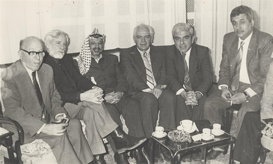 Mahmud Abbas (Sağda), Yaser Arafat'ın (Orta-sol) en yakın çalışma arkadaşlarından biri oldu.
