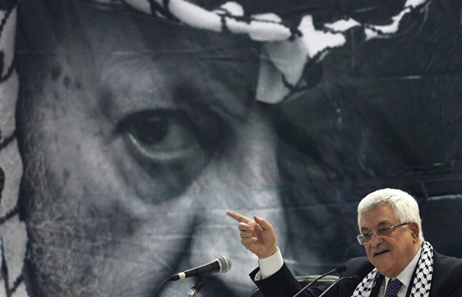 2000'li yıllara gelindiğinde, FKÖ'de Mahmud Abbas ve Yaser Arafat çatışması gözle görünür bir hal aldı.