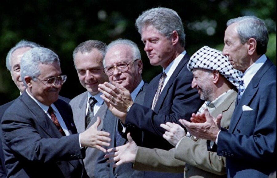 Abbas, 90'lı yıllarda Filistin ve İsrail arasında sürdürülen barış görüşmelerinde aktif bir rol üstlendi.