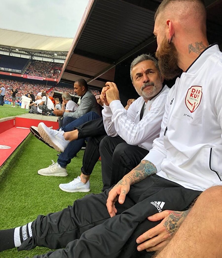 Aykut Kocaman, Dirk Kuyt'ın jübilesinde eski oyuncusu Raul Meireles ile bir süre sohbet etti.