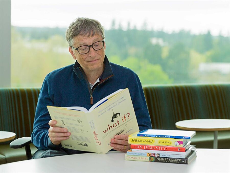 Bill Gates, herkesin farklı alanlardan kitaplar okuması yönünde öneride bulunuyor. 