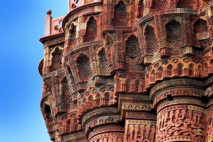 Kutub Minar'ın detaylı taş işçiliği, görenleri hayran bırakıyor.