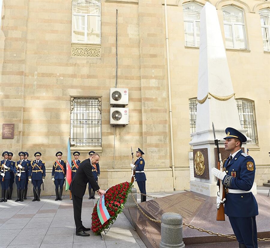Cumhurbaşkanı İlham Aliyev, Cumhuriyet Anıtı önünde düzenlenen törene katıldı. Azerbaycan Milli Marşı'nın okunmasıyla başlayan törende Aliyev, anıta çelenk bıraktı.