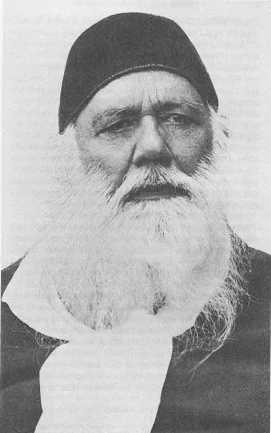 Seyyid Ahmed Han, Şibli Numani'nin üzerinde etkisi olan bir isimdi. Ancak Numani, Han'ın modernist fikirlerinden zamanla uzaklaşmıştır.