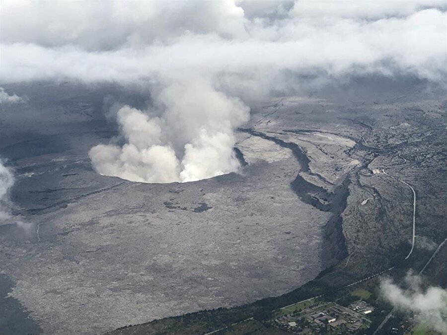 Kilauea Yanardağı'nın 3 Mayıs'ta faaliyete geçmesinin ardından kapatılan Puna Jeotermal Santrali'ne ulaşan lavlar nedeniyle kuyular işçiler tarafından soğuk suyla doldurularak kapatıldı.