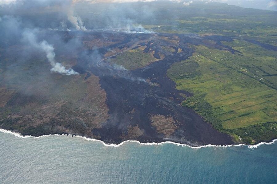 ABD'nin Hawaii eyaletindeki Kilauea Yanardağı'ndan akan lavların jeotermal elektrik santraline ulaşması nedeniyle santraldeki yanıcı maddeler tahliye edildi ve kuyular kapatıldı. 