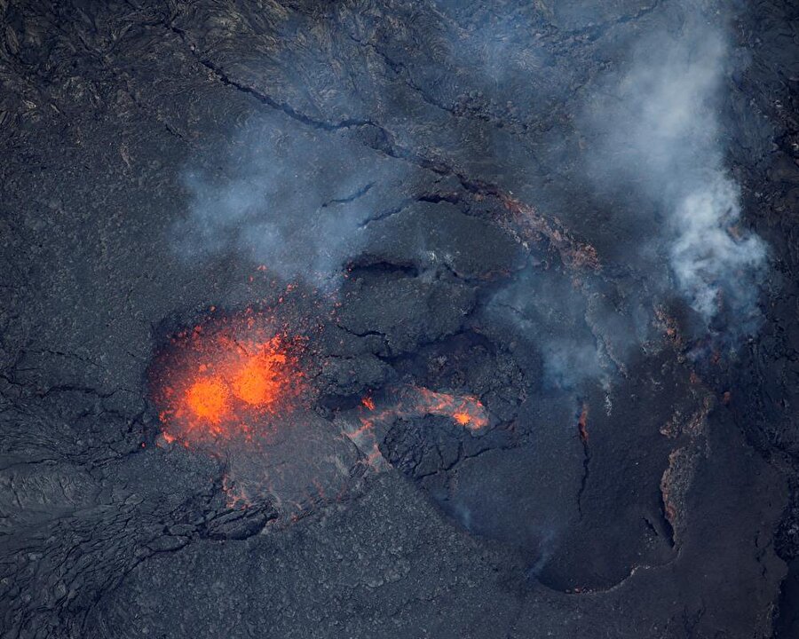 Hawaii'de mayıs başında faaliyete geçen Kilauea Yanardağı'ndan püsküren lav, taş ve zehirli gaz nedeniyle bölgeden bin 700'den fazla kişi güvenli yerlere taşınmıştı.