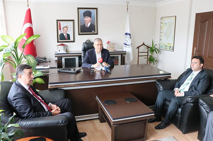 Sağlık Bakanı Ahmet Demircan(ortada), Samsun'da gazetecilere yaptığı açıklamada, bakanlık olarak 18 bin personelin atamasını gerçekleştireceklerini söyledi.