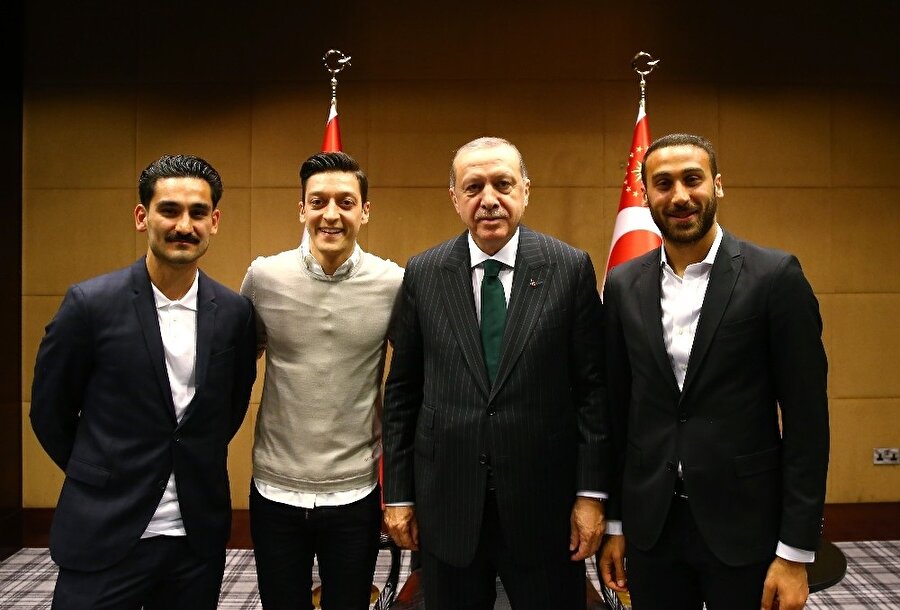 Cumhurbaşkanı Recep Tayyip Erdoğan 14 Mayıs’ta Premier Lig’de oynayan Cenk Tosun, Mesut Özil ve İlkay Gündoğan ile İngiltere’de bir araya geldi.nFotoğraf: İHA