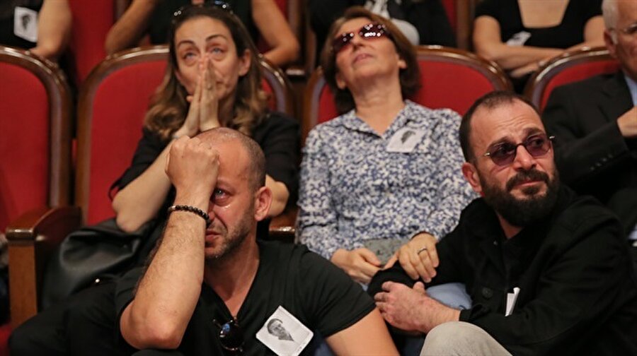 Öziri'nin konservatuardan sınıf arkadaşı olan Rıza Kocaoğlu'nun oldukça acılı ve üzgün olduğu görüldü