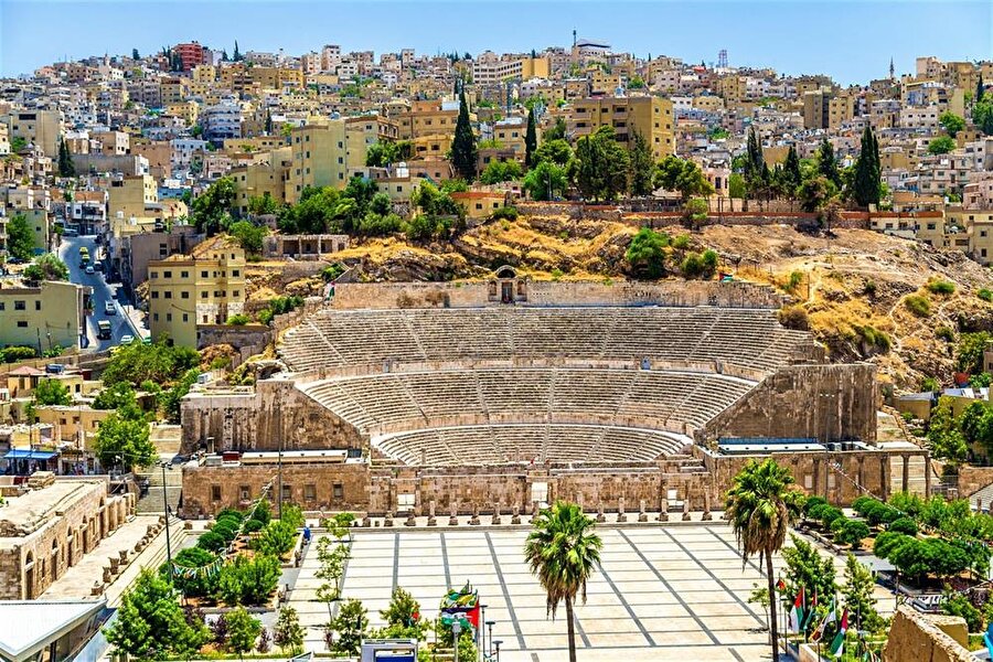 Amman'ın merkezindeki Roma antik tiyatrosu, 6 bin kişilik kapasiteye sahip.