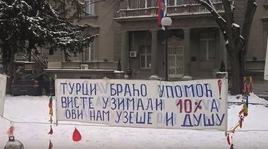Sırpların hükümet sarayının önüne astığı pankart.