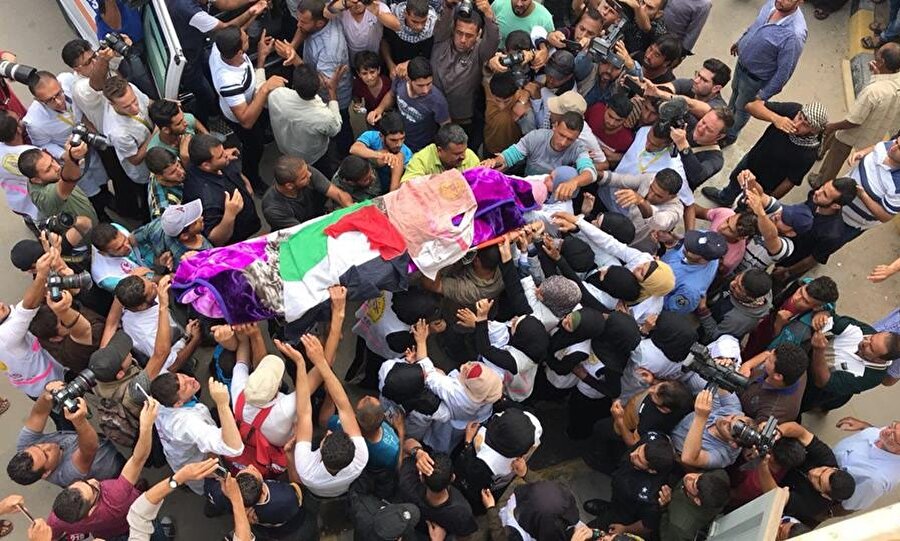 Razan en-Neccar, düzenlenen törenle toprağa verildi. Genç kızın kanlar içindeki üniforması da naaşının üzerine serilmişti.