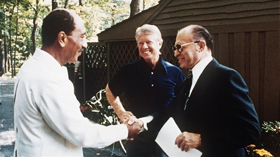 ABD Başkanı Jimmy Carter'ın (ortada) himayesindeki Camp David barış müzakerelerinde Mısır'ı Cumhurbaşkanı Enver Sedat (solda), İsrail'i ise Başbakan Menahem Begin temsil ediyordu.
