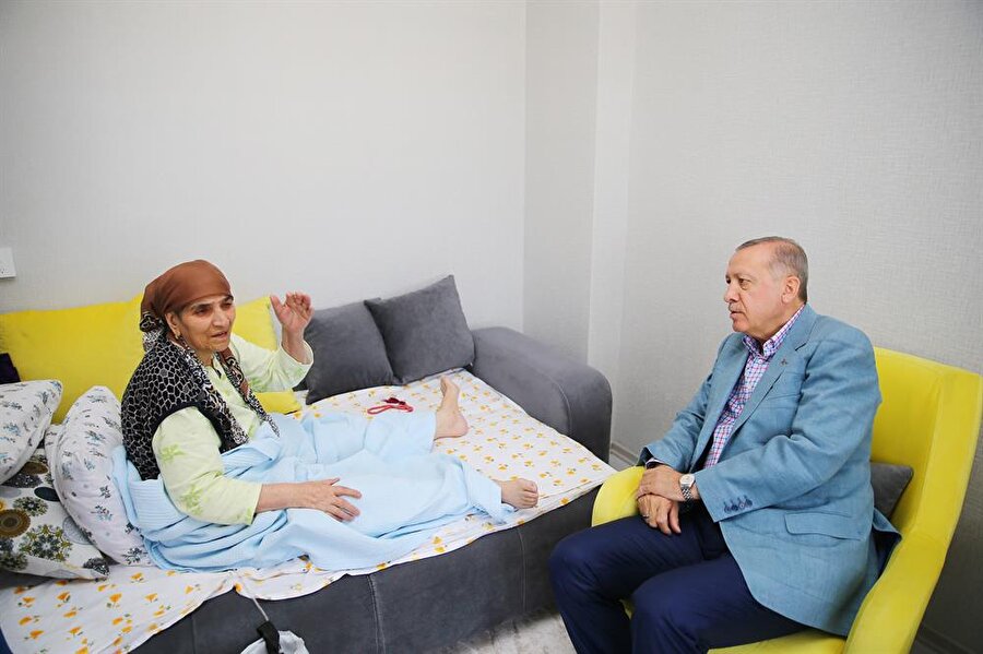 Konya’ya gelen Cumhurbaşkanı Erdoğan’ı havalimanında karşılayanlar arasında yer alan Gülizar Ozan, kanser hastası olan annesinin kendisini çok sevdiğini söyleyerek, Cumhurbaşkanı Erdoğan’ı evlerine davet etti. Erdoğan da mitingin ardından Selçuklu ilçesi Şefikcan Caddesinde bulunan ailenin evine gitti. Akciğer kanseri hastası Raife Ozan (73) ile bir süre görüşen Erdoğan, geçmiş olsun dileklerini iletti.