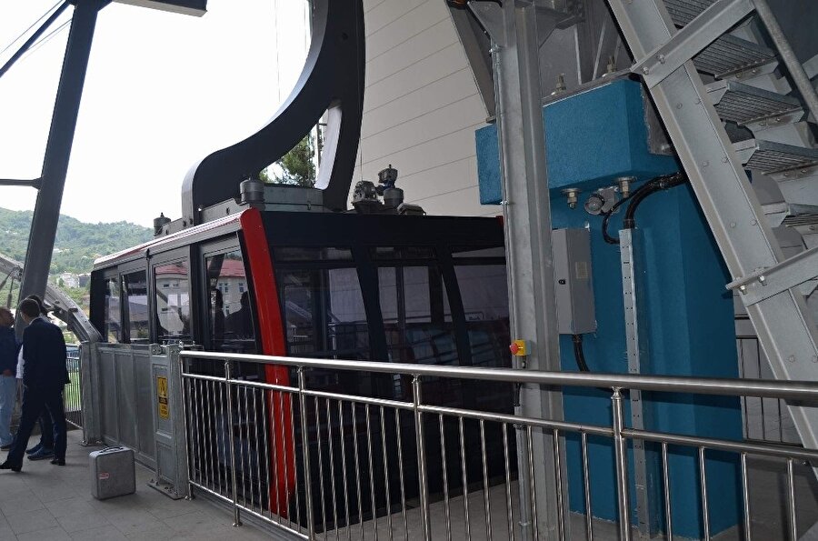 Ordu ve Samsun’daki teleferik projelerinden daha uzun olan projede her biri 3 bin 600 metre uzunluğunda 40 ton taşıyıcı ve çekme halatı kullanıldı.
