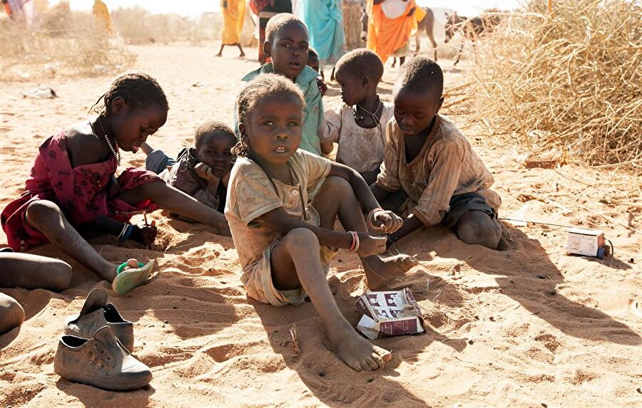 Darfur krizi, birçok yerde olduğu gibi en fazla çocukları etkiliyor.