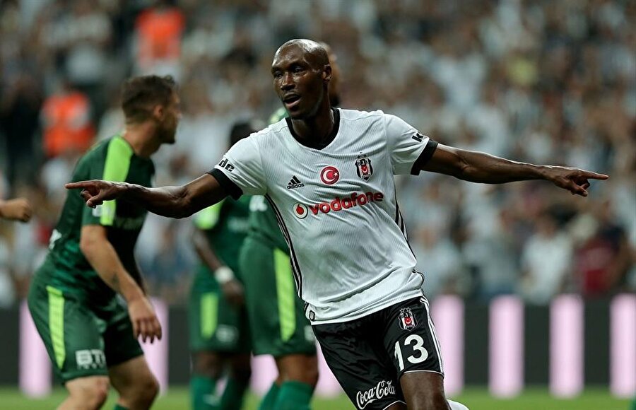 Atiba bir sezon daha Beşiktaş forması giymek istiyor. 