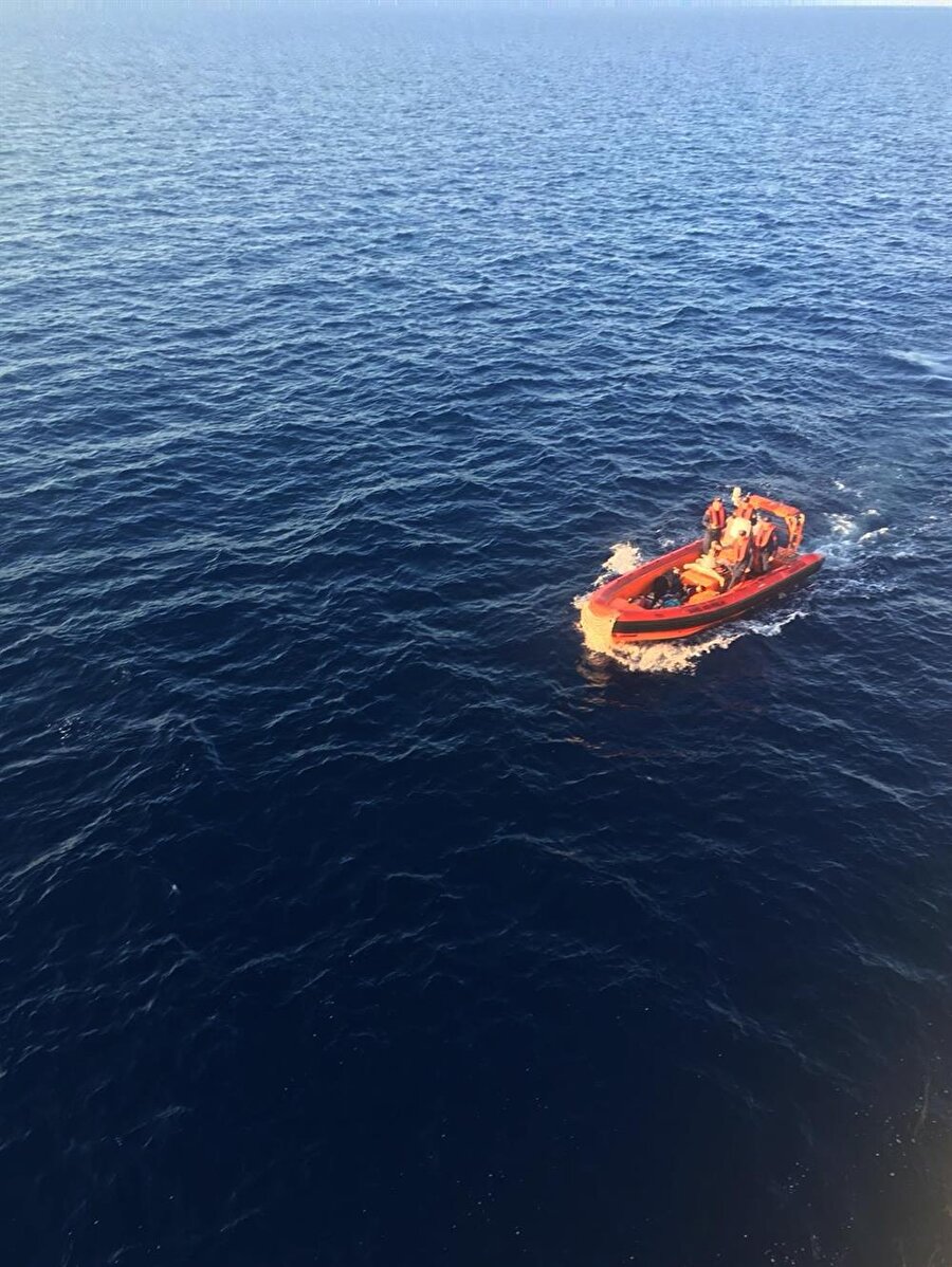 Kurtarılan göçmenler, teknede 14-15 kişi olduklarını söylediler.