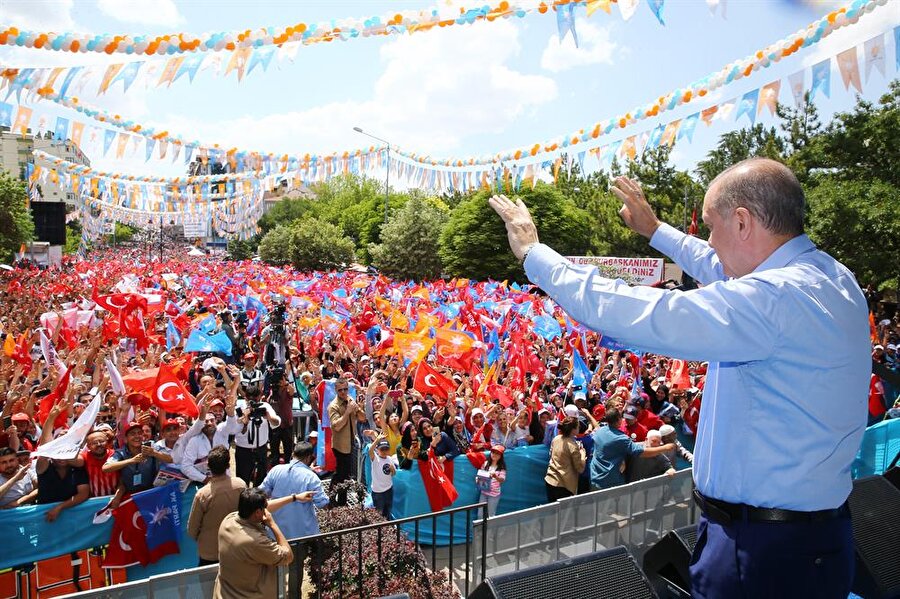 Cumhurbaşkanı ve AK Parti Genel Başkanı Recep Tayyip Erdoğan, partisinin Nevşehir Atatürk Bulvarı'nda düzenlediği mitinge katılarak vatandaşlara hitap etti.