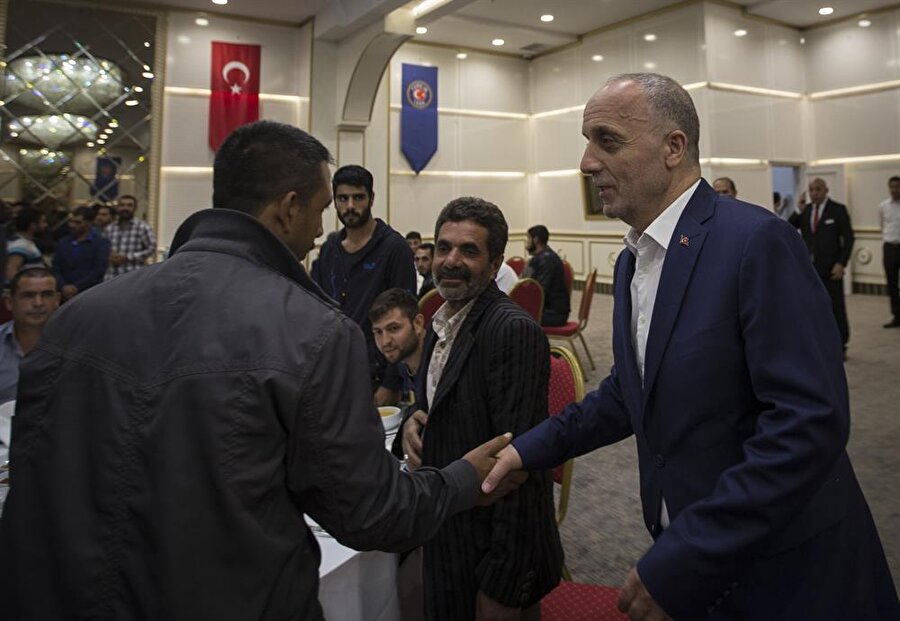 Türk-İş Genel Başkanı Ergün Atalay, davetlilerle selamlaştı.