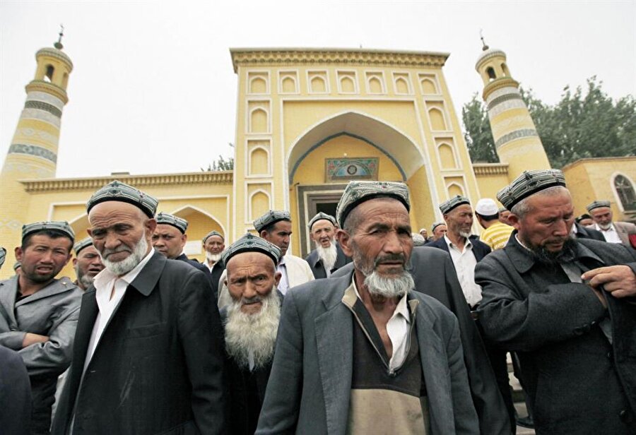 Kaşgar'ın merkezindeki tarihi İydgah Camii'nde bayram namazından çıkan Müslümanlar.