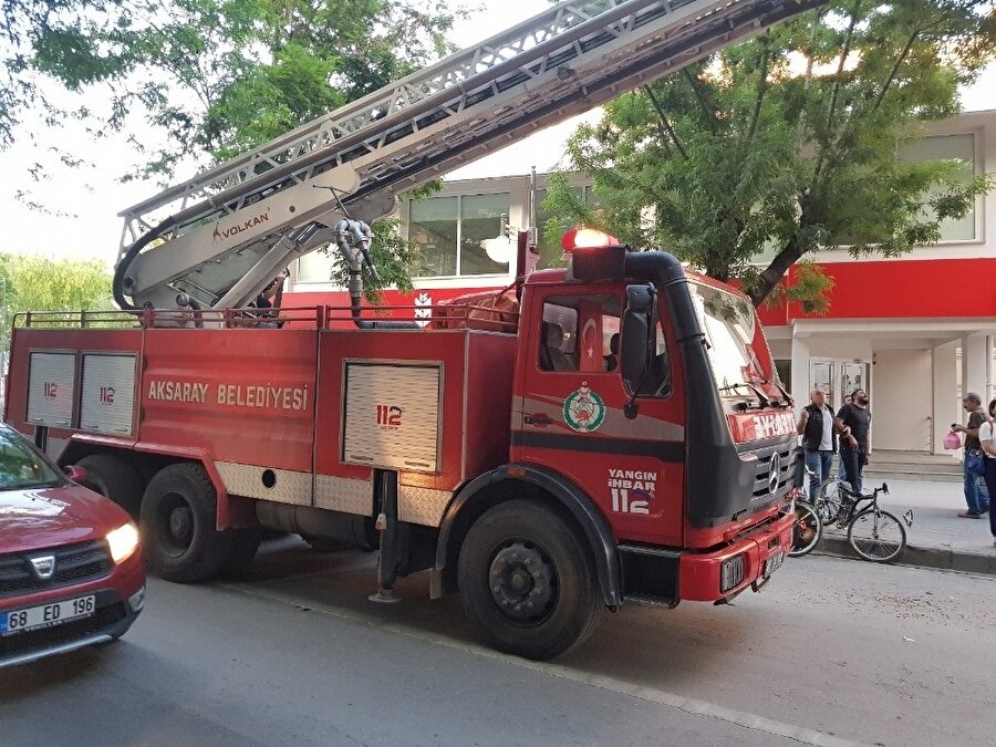 Kısa sürede olay yerine gelen Aksaray Belediyesi İtfaiye ekipleri, yavru kargayı alarak itfaiye aracının merdiveni ile ağaçtaki yuvaya çıkardı.