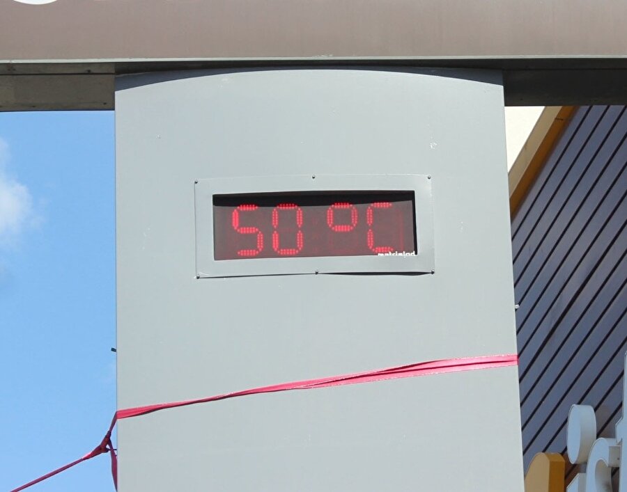 İlçenin Mustafa Remzi Bucak Bulvarı üzerinde bulunan termometrede 50 derece sıcaklığı gören vatandaşlar, şaşkınlığını gizleyemedi.